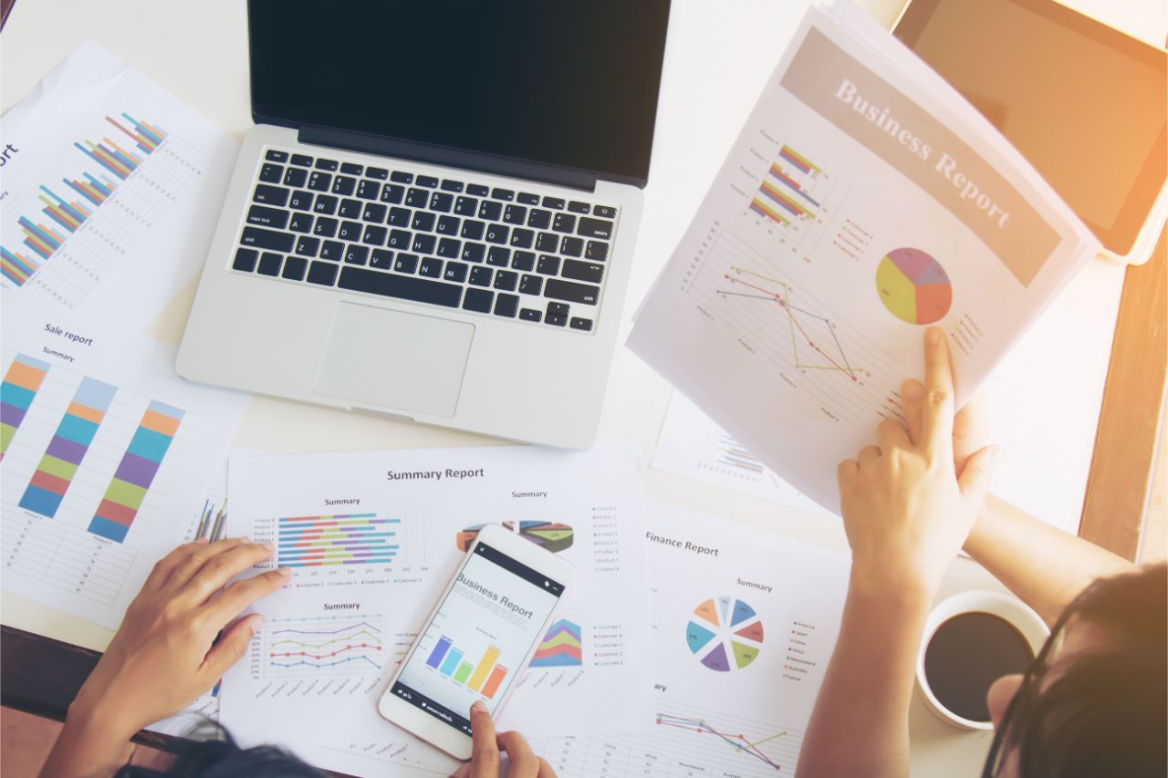 Good leads report on a team meeting